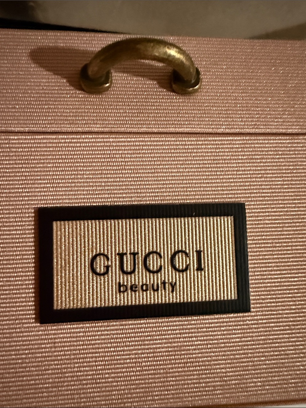 Gucci Beauty pink jewelry and makeup vanity case with a floral-lined interior. - Picture 15 of 15